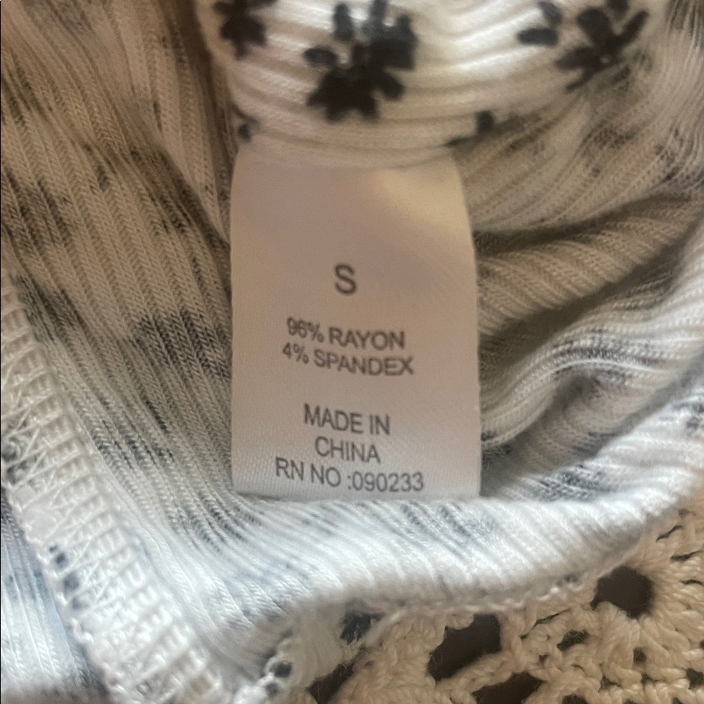 PacSun Black and White Floral Crop Top - Picture 4 of 4